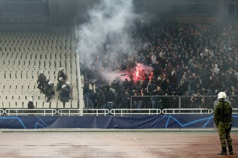 Fußball, CL, AEK Athen - Ajax Amsterdam, Ausschreitungen der Fans Greece police with Ajax fans during the UEFA Champions League group E match between AEK FC and Ajax Amsterdam at the OAKA Spyros Louis on November 27, 2018 in Athens, Greece UEFA Champions League 2018 2019 xVIxVIxImagesx xMauricexvanxSteenxIVx 12910000