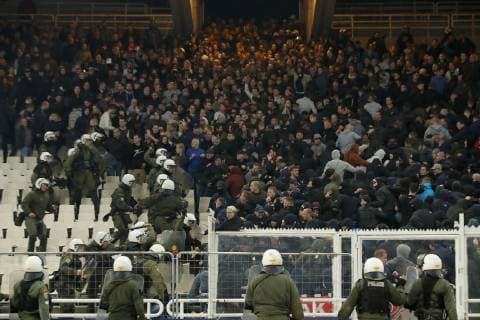 Fußball, CL, AEK Athen - Ajax Amsterdam, Ausschreitungen der Fans Greece police with Ajax fans during the UEFA Champions League group E match between AEK FC and Ajax Amsterdam at the OAKA Spyros Louis on November 27, 2018 in Athens, Greece UEFA Champions League 2018 2019 xVIxVIxImagesx xMauricexvanxSteenxIVx 12910003
