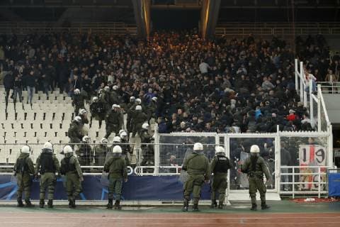 Fußball, CL, AEK Athen - Ajax Amsterdam, Ausschreitungen der Fans Greece police with Ajax fans during the UEFA Champions League group E match between AEK FC and Ajax Amsterdam at the OAKA Spyros Louis on November 27, 2018 in Athens, Greece UEFA Champions League 2018 2019 xVIxVIxImagesx xMauricexvanxSteenxIVx 12910004