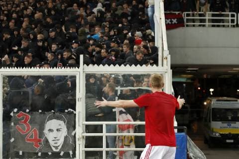 Fußball, CL, AEK Athen - Ajax Amsterdam, Ausschreitungen der Fans Matthijs de Ligt of Ajax talking to the Ajax fans during the UEFA Champions League group E match between AEK FC and Ajax Amsterdam at the OAKA Spyros Louis on November 27, 2018 in Athens, Greece UEFA Champions League 2018 2019 xVIxVIxImagesx xMauricexvanxSteenxIVx 12910006