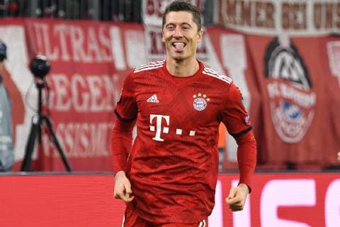 Cheers Robert Lewandowski FC Bayern Muenchen 9 FC Bayern Muenchen Benfica Lisbon Champions League 27 11 2018 DFL REGULATIONS PROHIBIT ANY USE OF PHOTOGRAPHS AS IMAGE SEQUENCES AND OR QUASI VIDEO Muenchen Bayern Deutschland Copyright: xkolbert-press BurghardxSchreyerx