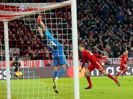 Odysseaas Vlachodimos Benfica Lisbon 99 can hold the ball of Thomas Mueller FC Bayern Munich 25 FC Bayern Munich vs. Benfica Lisbon Football Champions League Group Phase 27 11 2018 FC Bayern Munich vs. Benfica Lisbon Football Champions League Group Phase 27 11 2018 Munich Copyright: xLanger Eibner-Pressefotox EP_HLR