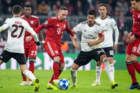 27 11 2018 xkvx Football UEFA Champions League FC Bayern Munich Benfica Lisbon emspor v l Franck Ribery FCB FC Bayern Munich Andre Almeida Benfica Lisbon DFL DFB REGULATIONS PROHIBIT ANY USE OF PHOTOGRAPHS as IMAGE SEQUENCES and or QUASI VIDEO Munich