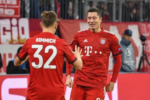 Goal scorer Robert Lewandowski FC Bayern Muenchen 9 thanks Joshua Kimmich FC Bayern Muenchen 32 FC Bayern Muenchen Benfica Lisbon Champions League 27 11 2018 DFL REGULATIONS PROHIBIT ANY USE OF PHOTOGRAPHS AS IMAGE SEQUENCES AND OR QUASI VIDEO Muenchen Bayern Germany Copyright: xkolbert-press BurghardxSchreyerx