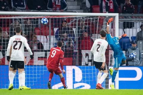 27 11 2018 xkvx Football UEFA Champions League FC Bayern Munich Benfica Lisbon emspor v l Goal scored Goal to 1 0 by Arjen Robben FCB FC Bayern Munich Odisseas Vlachodimos Benfica Lisbon must look behind him DFL DFB REGULATIONS PROHIBIT ANY USE OF PHOTOGRAPHS as IMAGE SEQUENCES and or QUASI VIDEO Munich
