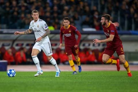 27th November 2018, Stadio Olimpico, Rome, Italy; UEFA Champions League football, AS Roma versus Real Madrid; Toni Kroos of Real Madrid controls the ball alongside Bryan Cristante of AS Roma  ActionPlus12083546 GiampieroxSposito