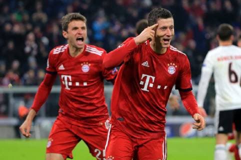 27 11 2018 Champions League Season 2018 2019 Bavaria vs Benfica Allianz Arena Munich Sport in picture 4 1 Cheers Robert Lewandowski FCB with Thomas Mueller FCB DFL REGULATIONS PROHIBIT ANY USE OF PHOTOGRAPHS AS IMAGE SEQUENCES AND OR QUASI VIDEO