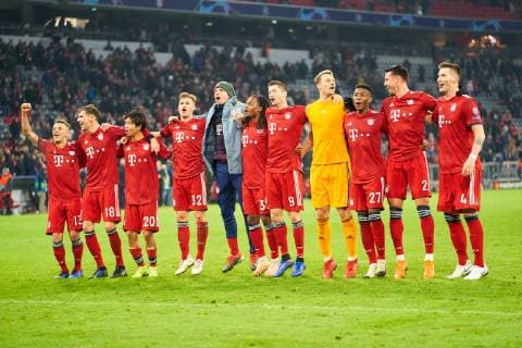 Sport Bilder des Tages Celebration RAFINHA (FCB 13) Leon GORETZKA, FCB 18 Wooyeong JEONG, FCB 20 Joshua KIMMICH, FCB 32 Thomas MUELLER, MÜLLER, FCB 25 Renato SANCHES, FCB 35 Robert LEWANDOWSKI, FCB 9 Manuel NEUER, FCB 1 David ALABA, FCB 27 Sandro WAGNER, FCB 2 Niklas SUELE, FCB 4 FC BAYERN MUNICH - BENFICA LISBON UEFA Football Champions League , Munich, November 27, 2018, Season 2018 2019, group stage, group E, FCB, Lissabon, Photographer: Peter Schatz MAGICS
