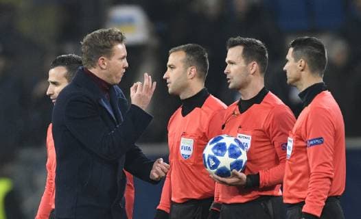 Disappointment After the game Coach Julian Nagelsmann TSG 1899 Hoffenheim in discussion Discussion with referee RefereeIvan Kruzliak SVK TSG 1899 Hoffenheim vs. Schachtjor Schachtar Shakhtar Donezk Donetsk Champions League CL Group Phase 27 11 2018 DFL REGULATIONS PROHIBIT ANY USE OF PHOTOGRAPHS AS IMAGE SEQUENCES AND OR QUASI VIDEO TSG 1899 Hoffenheim vs. Schachtjor Donezk