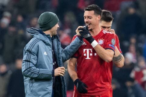27 11 2018 xkvx Football UEFA Champions League FC Bayern Muenchen Benfica Lisbon emspor v l Thomas Mueller FCB FC Bayern Muenchen Sandro Wagner FCB FC Bayern Muenchen cheer after the match DFL DFB REGULATIONS PROHIBIT ANY USE OF PHOTOGRAPHS as IMAGE SEQUENCES and or QUASI VIDEO Munich
