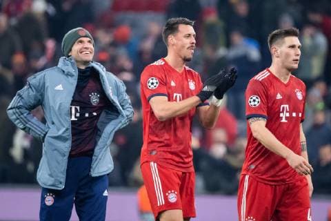 27 11 2018 xkvx Football UEFA Champions League FC Bayern Muenchen Benfica Lisbon emspor v l Thomas Mueller FCB FC Bayern Muenchen Sandro Wagner FCB FC Bayern Muenchen cheer after the match DFL DFB REGULATIONS PROHIBIT ANY USE OF PHOTOGRAPHS as IMAGE SEQUENCES and or QUASI VIDEO Munich