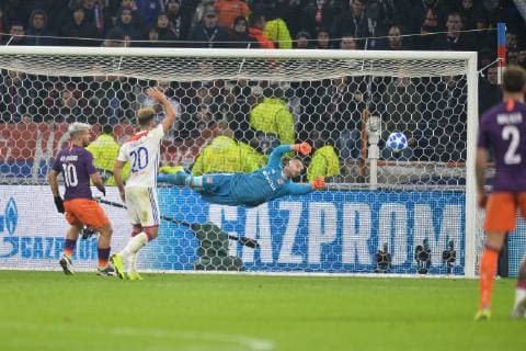 Fußball, CL, Olympique Lyon - Manchester City Anthony Lopes (lyon) vs Sergio Aguero (manchester city) FOOTBALL : Lyon vs Manchester City - Phase de groupes - Ligue des Champions - 27 11 2018 FredericChambert Panoramic 