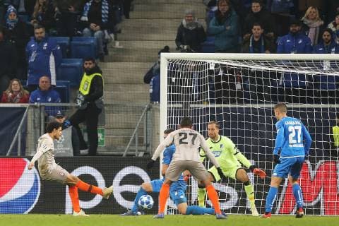 27 11 2018 xtvx Football UEFA Champions League TSG 1899 Hoffenheim Schachtar Donezk emspor v l Goal scored Goal to 2 3 Taison Shakhtar Donetsk Goalkeeper Oliver Baumann TSG 1899 Hoffenheim DFL DFB REGULATIONS PROHIBIT ANY USE OF PHOTOGRAPHS as IMAGE SEQUENCES and or QUASI VIDEO Sinsheim