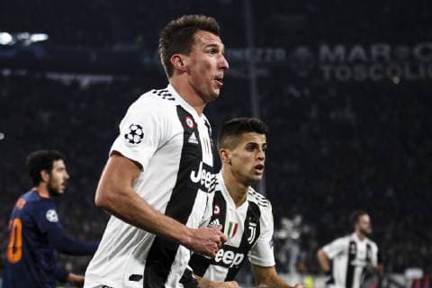 Fußball, CL, Juventus Turin - FC Valencia November 27, 2018 - Turin, Italy - Juventus forward Mario Mandzukic (17) celebrates after scoring his goal during the Uefa Champions League Group Stage football match n.5 JUVENTUS - VALENCIA on 27 11 2018 at the Allianz Stadium in Turin, Italy. Juventus v Valencia - UEFA Champions League Group H  - ZUMAn230 20181127_zaa_n230_295 Copyright: xMatteoxBottanellix
