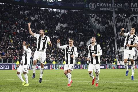 Fußball, CL, Juventus Turin - FC Valencia November 27, 2018 - Turin, Italy - Juventus team celebrate victory after the Uefa Champions League Group Stage football match n.5 JUVENTUS - VALENCIA on 27 11 2018 at the Allianz Stadium in Turin, Italy. Juventus v Valencia - UEFA Champions League Group H  - ZUMAn230 20181127_zaa_n230_300 Copyright: xMatteoxBottanellix