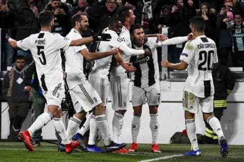 Fußball, CL, Juventus Turin - FC Valencia November 27, 2018 - Turin, Italy - Juventus forward Mario Mandzukic (17) celebrates with his teammates after scoring his goal during the Uefa Champions League Group Stage football match n.5 JUVENTUS - VALENCIA on 27 11 2018 at the Allianz Stadium in Turin, Italy. Juventus v Valencia - UEFA Champions League Group H  - ZUMAn230 20181127_zaa_n230_303 Copyright: xMatteoxBottanellix