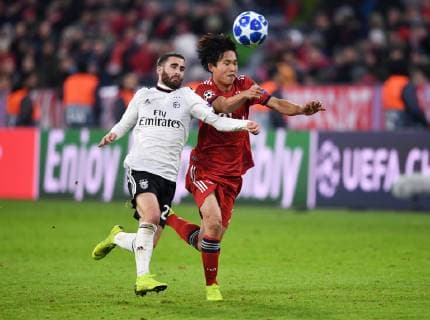 FOOTBALL CHAMPIONS LEAGUE SAISON 2018 2019 2019 GROUP PHASE FC Bayern Munich Benfica Lisbon 27 11 2018 Wooyeong Jeong re FC Bayern Munich against Rafa Silva li Benfica Lisbon