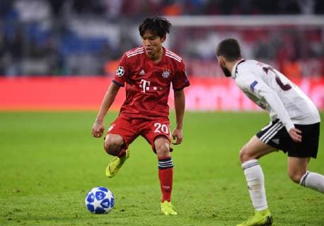 FUSSBALL CHAMPIONS LEAGUE SAISON 2018 2019 2019 GRUPPENPHASE FC Bayern Muenchen Benfica Lisbon 27 11 2018 Wooyeong Jeong li FC Bayern Muenchen against Rafa Silva re Benfica Lisbon