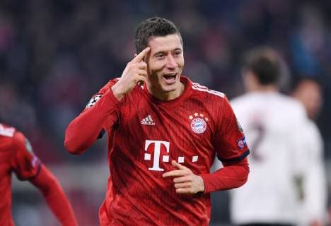 FOOTBALL CHAMPIONS LEAGUE SAISON 2018 2019 2019 GRUPPENPHASE FC Bayern Muenchen Benfica Lisbon 27 11 2018 JUBEL FC Bayern Muenchen Robert Lewandowski after his second header to 4 1