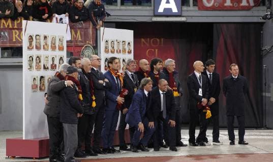Partido de la Liga de Campeones entre la Roma y el Real Madrid. En la imagen, Totti, Roberto Carlos, Butragueno y Raúl.Champions League match between Roma and Real Madrid. In this picture, Totti, Roberto Carlos, Butragueno and Raúl. 