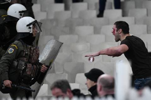 Fußball, CL, AEK Athen - Ajax Amsterdam, Ausschreitungen der Fans November 27, 2018 - Athens, Greece - Greek riot police clash with Ajax fans before the start of a Group E Champions League soccer match between AEK Athens and Ajax at the Olympic Stadium in Athens. Greece Soccer Champions League - ZUMAe114 20181127_zaa_e114_008 Copyright: xEurokinissix