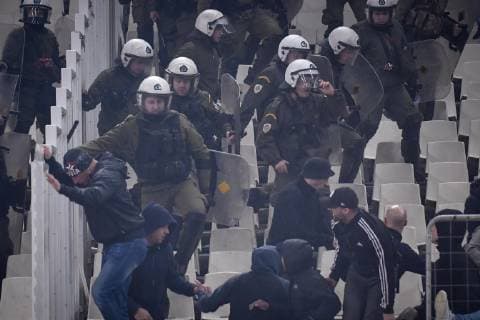 Fußball, CL, AEK Athen - Ajax Amsterdam, Ausschreitungen der Fans November 27, 2018 - Athens, Greece - Greek riot police clash with Ajax fans before the start of a Group E Champions League soccer match between AEK Athens and Ajax at the Olympic Stadium in Athens. Greece Soccer Champions League - ZUMAe114 20181127_zaa_e114_009 Copyright: xEurokinissix