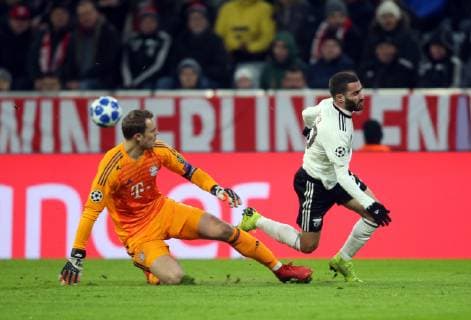 Soccer Champions League Season 2018 2019 Group Phase Men Germany 27 11 2018 5 Matchday FC Bayern Munich Benfica Lisbon v l Action Tackle Scene Action Manuel New FC Bayern Munich Rafa Silva Benfica Lisbon