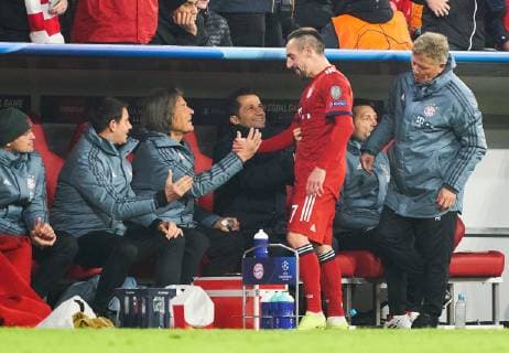 Franck RIBERY, FCB 7 celebrates his goal 5-1, change, substitution, Dr. Hans-Wilhelm Müller-Wohlfahrt, FCB Mannschaftsarzt, Hasan ( Brazzo ) Salihamidzic, FCB director FC BAYERN MUNICH - BENFICA LISBON 5-1 UEFA Football Champions League , Munich, November 27, 2018, Season 2018 2019, group stage, group E, FCB, Lissabon, Photographer: Peter Schatz MAGICS