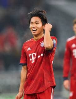 Celebration after the match: Wooyeong JEONG, FCB 20 half-size, portrait, FC BAYERN MUNICH - BENFICA LISBON 5-1 UEFA Football Champions League , Munich, November 27, 2018, Season 2018 2019, group stage, group E, FCB, Lissabon, Photographer: Peter Schatz MAGICS