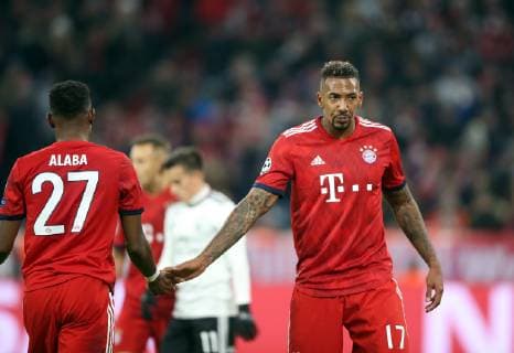 Soccer Champions League Season 2018 2019 Group stage Men Germany 27 11 2018 5 Matchday FC Bayern Munich Benfica Lisbon 5 1 v l Action David Alaba FC Bayern Munich Jerome Boateng FC Bayern Munich handshake handshake shake hands shake