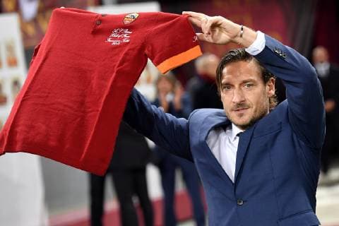 Francesco Totti shows a shirt after being officially included in the AS Roma team hall of fame ahead the Uefa Champions League 2018 2019 Group G football match between AS Roma and Real Madrid atOlimpico stadium , Rome, November, 27, 2018 Foto Andrea Staccioli Insidefoto andreaxstaccioli