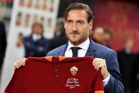 Francesco Totti shows a shirt after being officially included in the AS Roma team hall of fame ahead the Uefa Champions League 2018 2019 Group G football match between AS Roma and Real Madrid atOlimpico stadium , Rome, November, 27, 2018 Foto Andrea Staccioli Insidefoto andreaxstaccioli