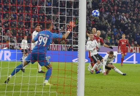 27 11 2018 Football UEFA Champions League 2018 2019 Group stage 5 Matchday FC Bayern Munich Benfica Lisbon at Allianz Arena Munich Arjen Robben FC Bayern Munich meets here for the 1-0 against Odysseas Vlachodimos Lisbon DFL and DFB regulations prohibit any use of photographs as image sequences and or quasi video