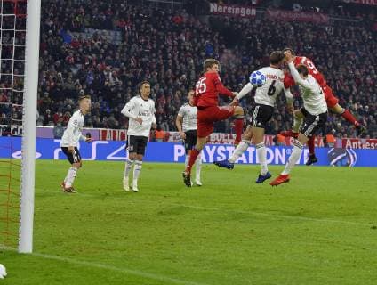 27 11 2018 Football UEFA Champions League 2018 2019 Group Phase 5 Matchday FC Bayern Munich Benfica Lisbon at the Allianz Arena Munich Robert Lewandowski FC Bayern Munich beheads here for 3 0 a DFL and DFB regulations prohibit any use of photographs as image sequences and or quasi video