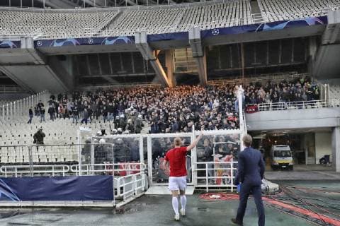 Fußball, CL, AEK Athen - Ajax Amsterdam, Ausschreitungen der Fans ATHENS, Olympic Stadium, AEK Athens FC - Ajax , football, Champions League, season 2018-2019, 27-11-2018, riots on the stands with police trying to intervene during the game AEK Athens - Ajax 0-2. Ajax captain Matthijs de Ligt ask his fans to calm down. AEK Athens - Ajax x2651249x