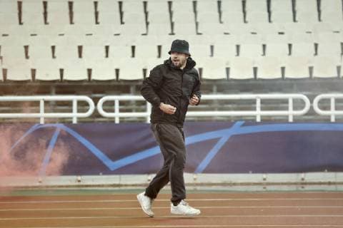 Fußball, CL, AEK Athen - Ajax Amsterdam, Ausschreitungen der Fans ATHENS, Olympic Stadium, AEK Athens FC - Ajax , football, Champions League, season 2018-2019, 27-11-2018, AEK hooligan gets a free pass by the Athens police to challenge the Ajax fans with fireworks during the game AEK Athens - Ajax 0-2. AEK Athens - Ajax x2651253x