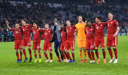 FUSSBALL CHAMPIONS LEAGUE SAISON 2018 2019 2019 GRUPPENPHASE FC Bayern Muenchen Benfica Lisbon 27 11 2018 SCHLUSSJUBEL FC Bayern Muenchen Rafinha Leon Goretzka Wooyeong Jeong Joshua Kimmich Thomas Mueller Renato Sanches Robert Lewandowski Goalkeeper Manuel Neuer David Alaba Sandro Wagner and Niklas Suele v left