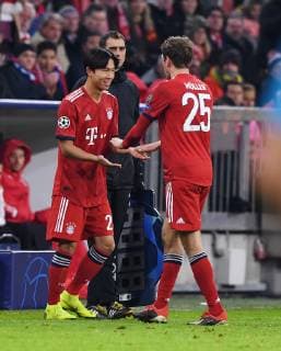 FOOTBALL CHAMPIONS LEAGUE SAISON 2018 2019 2019 GRUPPENPHASE FC Bayern Muenchen Benfica Lisbon 27 11 2018 Wooyeong Jeong li FC Bayern Muenchen is substituted for his first compulsory game for FC Bayern for Thomas Mueller re FC Bayern Muenchen