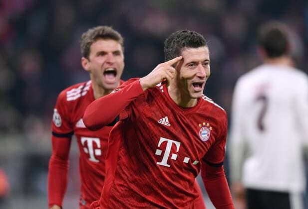 FOOTBALL CHAMPIONS LEAGUE SAISON 2018 2019 2019 GRUPPENPHASE FC Bayern Muenchen Benfica Lisbon 27 11 2018 JUBEL FC Bayern Muenchen Robert Lewandowski after his second header to 4 1 Thomas Mueller cheers on the back with