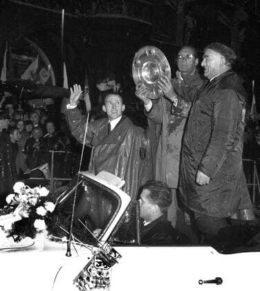 Reception of the German Champion 1966 TSV 1860 Munich at Marienplatz 28 05 1966 V l Peter Grosser Coach Max Merkel and President Adalbert Wetzel in the Porsche Cabriolet present the championship cup HM