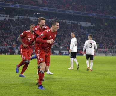 27 11 2018 Football UEFA Champions League 2018 2019 Group stage 5 Matchday FC Bayern Munich Benfica Lisbon at Allianz Arena Munich Goal celebration Thomas Müller FC Bayern Munich Robert Lewandowski FC Bayern Munich DFL and DFB regulations prohibit any use of photographs as image sequences and or quasi video