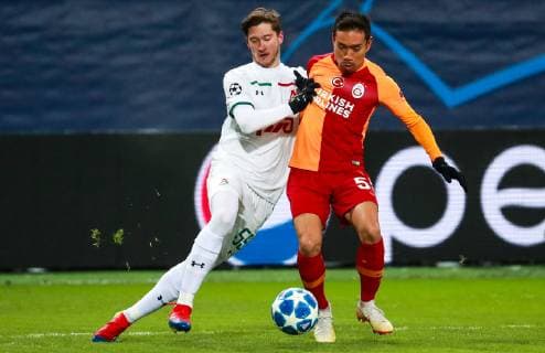 MOSCOW, RUSSIA â€“ NOVEMBER 28, 2018: Lokomotiv Moscowâ€™s Alexei Miranchuk (L) and Galatasaray Istanbulâ€™s Yuto Nagatomo in their 2018 19 UEFA Champions League Group G Round 5 football match at RZD Arena. Sergei Fadeichev TASS  TS099226
