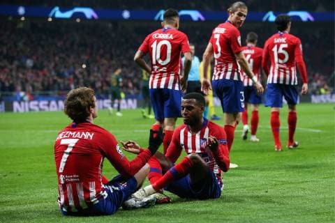 FuÃŸball, CL, Yoga-Jubel von Antoine Griezmann und Thomas Lemar Sport Bilder des Tages MADRID, SPAIN â€“ NOVEMBER 28, 2018: Atletico Madridâ€™s Antoine Griezmann and Thomas Lemar (L-R front) celebrate scoring against AS Monaco in their 2018 19 UEFA Champions League Group A Round 5 football match at Madridâ€™s Wanda Metropolitano. Stanislav Krasilnikov  TS099234