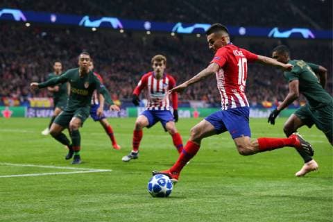 MADRID, SPAIN â€“ NOVEMBER 28, 2018: Atletico Madridâ€™s Angel Correa (front) in their 2018 19 UEFA Champions League Group A Round 5 football match against AS Monaco at Madridâ€™s Wanda Metropolitano. Stanislav Krasilnikov  TS09923E