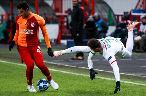 MOSCOW, RUSSIA â€“ NOVEMBER 28, 2018: Galatasaray Istanbulâ€™s Ozan Kabak (L) and Lokomotiv Moscowâ€™s Grzegorz Krychowiak in their 2018 19 UEFA Champions League Group D Round 5 football match at RZD Arena. Sergei Fadeichev TASS  TS099235