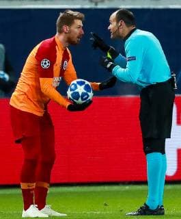 MOSCOW, RUSSIA â€“ NOVEMBER 28, 2018: Galatasaray Istanbulâ€™s Serdar Aziz (L) and referee Mateu Lahoz in their 2018 19 UEFA Champions League Group D Round 5 football match against Lokomotiv Moscow at RZD Arena. Sergei Fadeichev TASS  TS099236