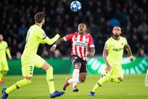 Gerard Pique of FC Barcelona Barca Steven Bergwijn of PSV, Arturo Vidal of FC Barcelona during the UEFA Champions League group C match between PSV Eindhoven and FC Barcelona at the Phillips stadium on November 28, 2018 in Eindhoven, The Netherlands UEFA Champions League 2018 2019 xVIxVIxImagesx xTomxBodexMultimediaxIVx 12918831