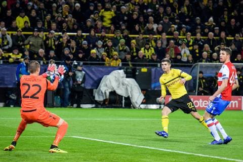 Goalkeeper Ethan Horvath Club Brugge 22 with a parade against Christian Pulisic Borussia Dortmund 22 at the Champions League match between Borussia Dortmund and FC Bruegge on 26 11 2018 Borussia Dortmund vs. FC Brugge Champions League 28 11 2018 Dortmund Copyright: xSchuelerx xEibnerx-xPressefotox EP_EER