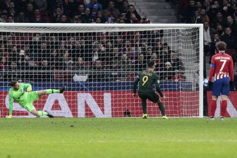Atletico de Madrid s Jan Oblak and AS Monaco s Radamel Falcao during UEFA Champions League match between Atletico de Madrid and AS Monaco at Wanda Metropolitano Stadium in Madrid, Spain. November 28, 2018.  (201811280082)