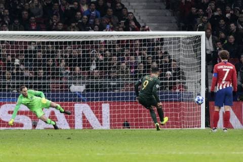 Atletico de Madrid s Jan Oblak and AS Monaco s Radamel Falcao during UEFA Champions League match between Atletico de Madrid and AS Monaco at Wanda Metropolitano Stadium in Madrid, Spain. November 28, 2018.  (201811280081)